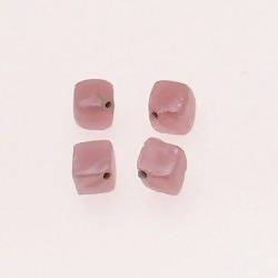 Perle en verre forme cube 7x7mm couleur rose brillant (x 4)
