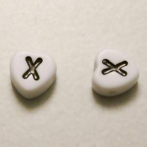 Perles Acrylique Alphabet Lettre X 8x8mm coeur noir sur fond blanc (x 2)