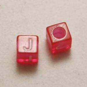Perles Acrylique Alphabet Lettre J 6x6mm carré blanc sur rose transparent (x 2)