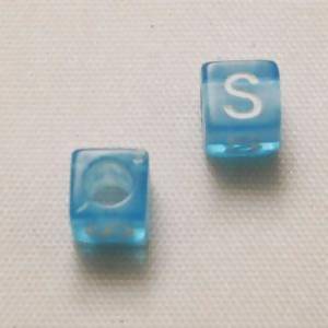 Perles Acrylique Alphabet Lettre S 6x6mm carré blanc fond bleu transparent (x 2)