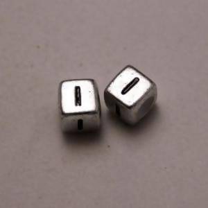 Perles Acrylique Alphabet Lettre I 6x6mm carré noir sur fond gris (x 2)