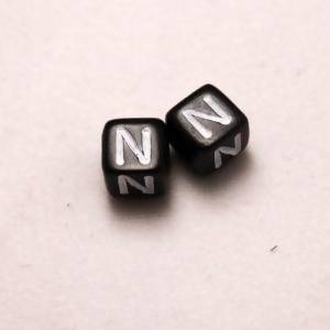 Perles Acrylique Alphabet Lettre N 6x6mm carré blanc sur fond noir (x 2)
