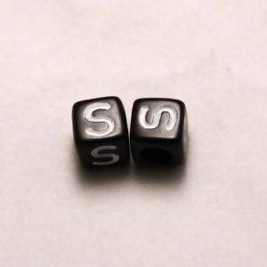Perles Acrylique Alphabet Lettre S 6x6mm carré blanc sur fond noir (x 2)
