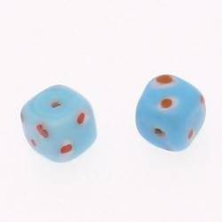 Perles en verre forme Cube 10mm couleur bleu ciel à pois blancs et orange (x 2)