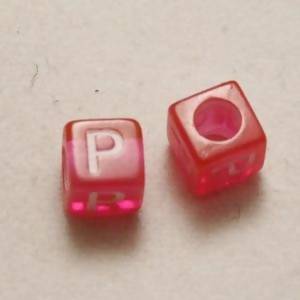 Perles Acrylique Alphabet Lettre P 6x6mm carré blanc sur rose transparent (x 2)