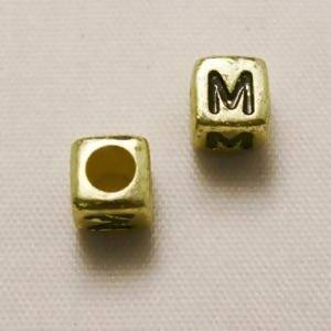 Perles Acrylique Alphabet Lettre M 6x6mm carré blanc fond or (x 2)