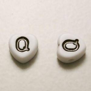 Perles Acrylique Alphabet Lettre Q 8x8mm coeur noir sur fond blanc (x 2)