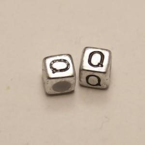 Perles Acrylique Alphabet Lettre Q 6x6mm carré noir sur fond gris (x 2)