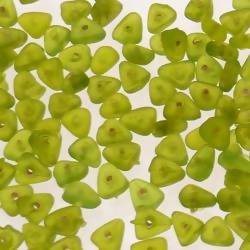 Perles en verre forme petit triangle couleur vert olive givré (x 10)