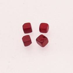 Perles en bois léger forme cube en bois couleur rouge foncé (x 4)