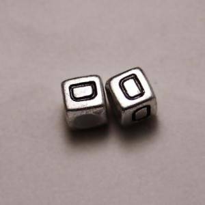 Perles Acrylique Alphabet Lettre D 6x6mm carré noir sur fond gris (x 2)