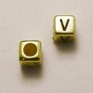 Perles Acrylique Alphabet Lettre V 6x6mm carré blanc fond or (x 2)