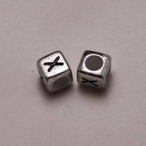 Perles Acrylique Alphabet Lettre X 6x6mm carré noir sur fond gris (x 2)