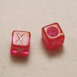 Perles Acrylique Alphabet Lettre X 6x6mm carré blanc sur rose transparent (x 2)