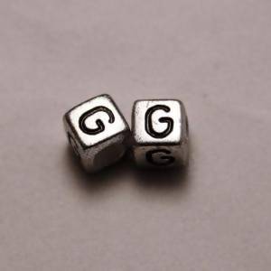 Perles Acrylique Alphabet Lettre G 6x6mm carré noir sur fond gris (x 2)