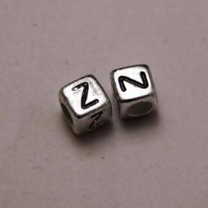 Perles Acrylique Alphabet Lettre Z 6x6mm carré noir sur fond gris (x 2)