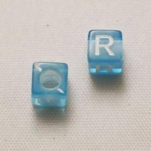 Perles Acrylique Alphabet Lettre R 6x6mm carré blanc fond bleu transparent (x 2)