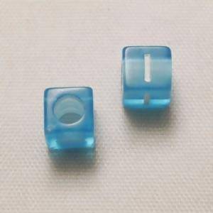 Perles Acrylique Alphabet Lettre I 6x6mm carré blanc fond bleu transparent (x 2)