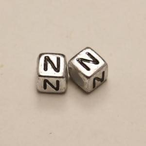 Perles Acrylique Alphabet Lettre N 6x6mm carré noir sur fond gris (x 2)