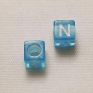 Perles Acrylique Alphabet Lettre N 6x6mm carré blanc fond bleu transparent (x 2)