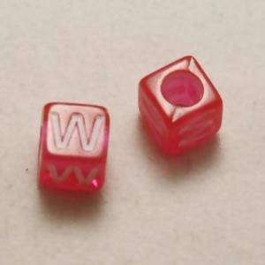 Perles Acrylique Alphabet Lettre W 6x6mm carré blanc sur rose transparent (x 2)