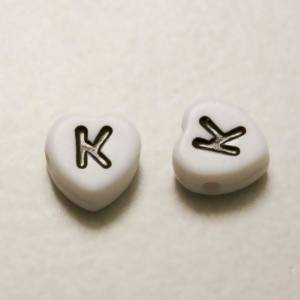 Perles Acrylique Alphabet Lettre K 8x8mm coeur noir sur fond blanc (x 2)