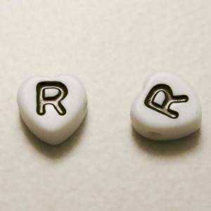 Perles Acrylique Alphabet Lettre R 8x8mm coeur noir sur fond blanc (x 2)