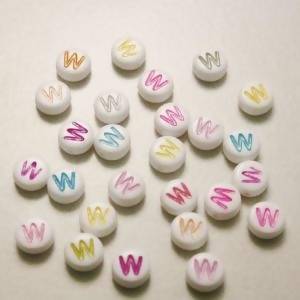 Perles acrylique alphabet Lettre W Ø8mm rond couleurs variées fond blanc (x 2)