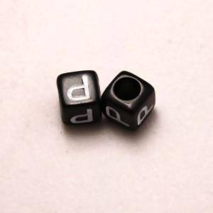 Perles Acrylique Alphabet Lettre P 6x6mm carré blanc sur fond noir (x 2)