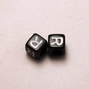 Perles Acrylique Alphabet Lettre R 6x6mm carré blanc sur fond noir (x 2)