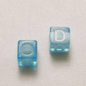 Perles Acrylique Alphabet Lettre D 6x6mm carré blanc fond bleu transparent (x 2)