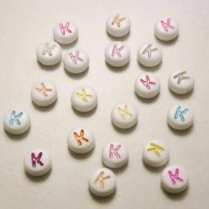 Perles acrylique alphabet Lettre K Ø8mm rond couleurs variées fond blanc (x 2)