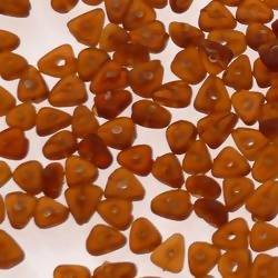 Perles en verre forme petit triangle couleur ambre givré (x 10)