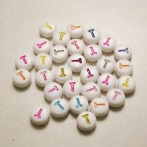 Perles acrylique alphabet Lettre T Ø8mm rond couleurs variées fond blanc (x 2)