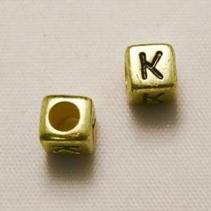 Perles Acrylique Alphabet Lettre K 6x6mm carré blanc fond or (x 2)
