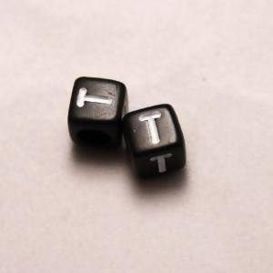 Perles Acrylique Alphabet Lettre T 6x6mm carré blanc sur fond noir (x 2)