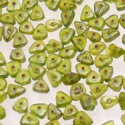 Perles en verre forme petit triangle couleur vert olive brillant (x 10)