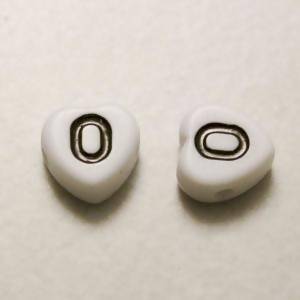 Perles Acrylique Alphabet Lettre O 8x8mm coeur noir sur fond blanc (x 2)