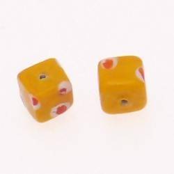 Perles en verre forme Cube 10mm couleur jaune à pois blanc et rouge (x 2)