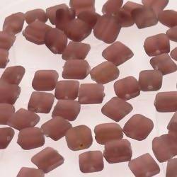 Perles en verre forme petit carré 6x6mm couleur prune givré (x 10)