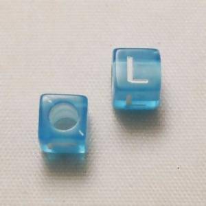 Perles Acrylique Alphabet Lettre L 6x6mm carré blanc fond bleu transparent (x 2)