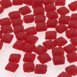 Perles en verre forme petit carré 6x6mm couleur rouge givré (x 10)