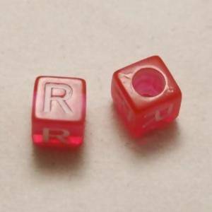 Perles Acrylique Alphabet Lettre R 6x6mm carré blanc sur rose transparent (x 2)