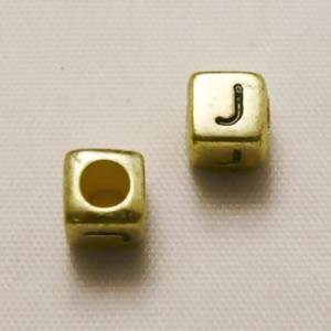 Perles Acrylique Alphabet Lettre J 6x6mm carré blanc fond or (x 2)