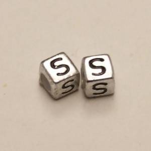 Perles Acrylique Alphabet Lettre S 6x6mm carré noir sur fond gris (x 2)