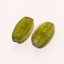 Perles en verre forme ovale 17x8mm avec une feuille d'argent couleur vert olive (x 2)