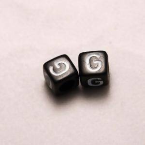 Perles Acrylique Alphabet Lettre G 6x6mm carré blanc sur fond noir (x 2)