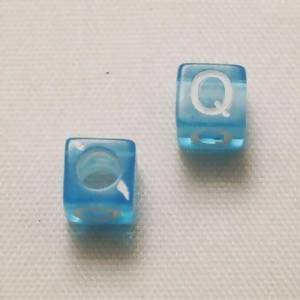 Perles Acrylique Alphabet Lettre Q 6x6mm carré blanc fond bleu transparent (x 2)