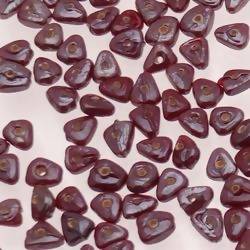 Perles en verre forme petit triangle couleur chocolat brillant (x 10)